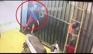 Clip: Trộm rình rập trước cửa nhà bị cô gái đuổi chạy trối chết