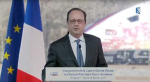 Tổng thống Pháp giật mình vì tiếng súng bắn tỉa khi đang phát biểu