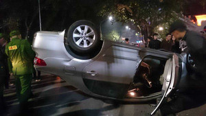 Va chạm xe máy, ô tô con lật ngửa giữa phố Hà Nội