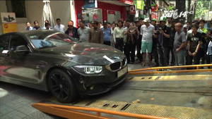 Video: Lấn chiếm vỉa hè, hàng loạt xe sang bị cẩu về trụ sở công an