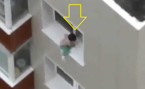 Video: Thót tim cảnh bé trai trèo ra cửa sổ chung cư cao tầng chơi đùa