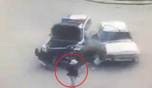 Clip: 2 ôtô đâm nhau, người đi bộ thoát chết thần kỳ như phim hành động