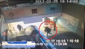 Clip: Mải 'dán mắt' vào điện thoại, 'quý cô' ngã sấp mặt xuống cầu thang