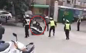 Clip: Xe máy rồ ga vùng thoát khỏi vòng vây của CSGT