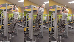 Cụ ông 90 tuổi hít xà đơn 24 cái khiến thanh niên trai tráng thán phục