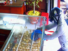 Giả khách hàng vào tiệm vàng cướp dây chuyền