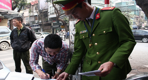 Hà Nội dẹp 'cướp' vỉa hè: Cái kết 'đắng' của tài xế ô tô đi theo Google Map