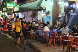 Vắng bóng ông Đoàn Ngọc Hải, vỉa hè quận 1 lại bị cướp trắng trợn trong đêm