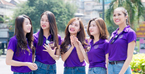 Thí sinh Hoa khôi Du lịch khoe sắc rực rỡ trên phố