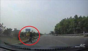 Clip: Xe đạp 'vô tư' băng qua cao tốc khiến ôtô giật mình