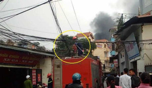 Hà Nội: Cháy nhà trong ngõ, 'mạng nhện' dây điện bủa vây xe cứu hỏa