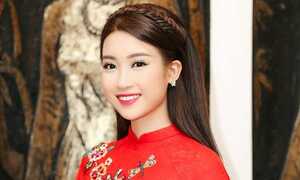Hoa hậu Đỗ Mỹ Linh diện áo dài đỏ nổi bật cả phố đi bộ