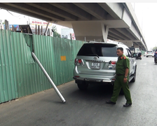 Lan can cầu vượt rơi trúng nóc ô tô ở Sài Gòn, 2 người may mắn thoát chết