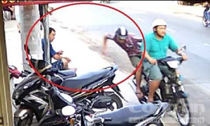 Vừa bị cướp đạp ngã, tiếp tục bị giật điện thoại trên phố Sài Gòn