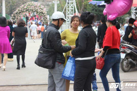 Phe vé 'náo loạn' tại Lễ hội hoa hồng Bulgaria, hét giá 250.000 đồng/vé