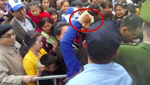 Video: Tranh cướp vé phản cảm tại lễ hội hoa hồng Bulgaria ở Hà Nội