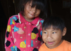 2 chị em mắc bệnh lạ, chỉ thích đập đầu xuống đất rồi cười