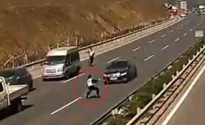 Clip: Lao ra chặn xe chạy quá tốc độ, CSGT bị hất bay người