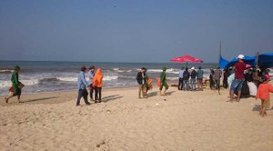 Đi tắm biển, nam sinh viên bị sóng cuốn trôi