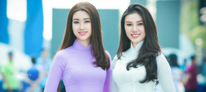 Á khôi xinh đẹp khoe eo thon, dáng chuẩn trong Lễ hội áo dài 2017