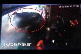 Clip: Ôtô lao lên vỉa hè, cày nát loạt xe máy, người đàn ông thoát chết thần kỳ