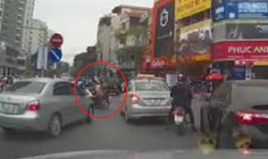 Clip: Thanh niên đầu trần đi xe máy rồ ga né CSGT và cái kết 'đắng'