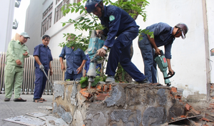 Ông Đoàn Ngọc Hải tiếp tục 'dẹp cướp vỉa hè': Bờ tường, bồn cây gần Bộ Công thương bị đập bỏ