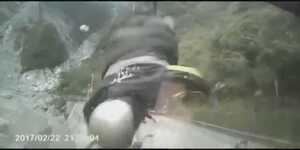 Phụ nữ lao ngược chiều đâm người đi xe máy rơi xuống vực