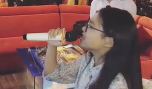 Video: Phương Mỹ Chi quá nhập tâm khi hát nhạc thất tình