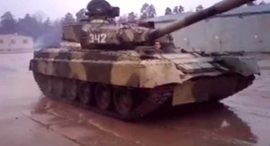 Xem xe tăng Nga nặng hơn 40 tấn 'drift' tóe lửa như phim hành động