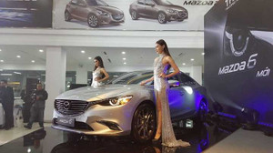 Ô tô giảm giá 100 triệu đồng, khách vẫn 'cố thủ' chờ 2018