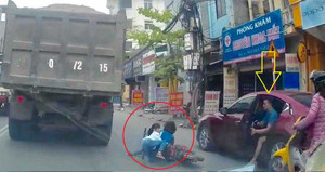 Clip: Mở cửa ôtô vô ý thức khiến 2 em nhỏ suýt chết dưới bánh xe tải
