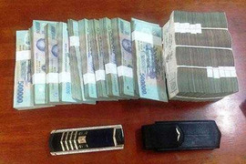 Nhân viên điện lực đội mưa trả lại 1 tỷ đồng cho người đánh mất