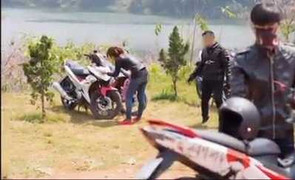 Nhóm phượt thủ đua nhau bẻ hoa anh đào khiến cộng đồng mạng dậy sóng