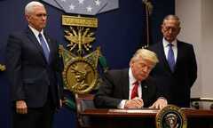 Tổng thống Donald Trump ban hành sắc lệnh nhập cảnh mới