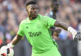 Video: Tự tin thái quá, thủ môn Ajax bị đối thủ biến thành trò hề