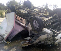 Xe tải lật ngửa trên đường, 3 người thương vong