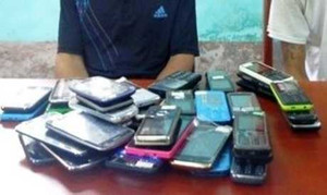 3 tên trộm 'khóc hết nước mắt' vì 'hốt' nhầm điện thoại mô hình