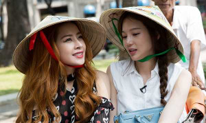 Chi Pu đội nón lá dạo phố Sài Gòn cùng Á hậu Hàn Quốc