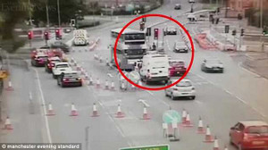 Clip: 2 siêu xe Audi rượt nhau trên phố, suýt đâm chết người đi bộ