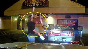 Clip: Bị nghi say rượu, tài xế tung hứng 'thần sầu' trước mặt cảnh sát