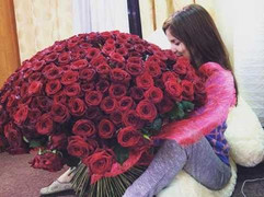 Ngày Quốc tế Phụ nữ 2017: Rộ dịch vụ thuê bó hoa 'khủng', túi hàng hiệu để 'sống ảo'