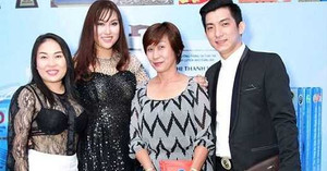 Vừa 'cãi nhau như mổ bò', Phi Thanh Vân lại cười tươi rói chụp ảnh cùng chồng cũ