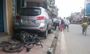 Ô tô 'điên' kéo lê 6 chiếc xe máy hơn chục mét