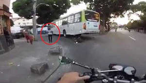 Clip: Bị nuốt chửng dưới gầm xe buýt, người đi xe máy đứng dậy đi lại bình thường