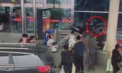 Clip: Nữ tài xế lao ôtô vào đám đông, húc người đàn ông bay văng khỏi lan can