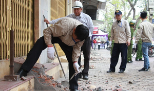Hải Phòng đập bỏ hàng loạt 'lô cốt' trong ngày đầu ra quân 'dẹp cướp vỉa hè'