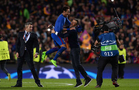 HLV Barca: 'Thế giới đã được tận hưởng giây phút hiếm thấy trong bóng đá'