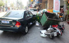 Ô tô biển xanh ép ngã 2 tên cướp giật ở Sài Gòn