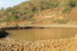 Lẻn ra hồ bắt cá, bé trai 8 tuổi chết đuối thương tâm